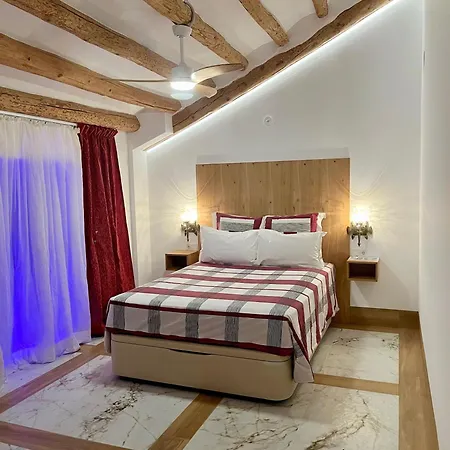 فندق مبيت وإفطار Chicos 1 Lastanosa